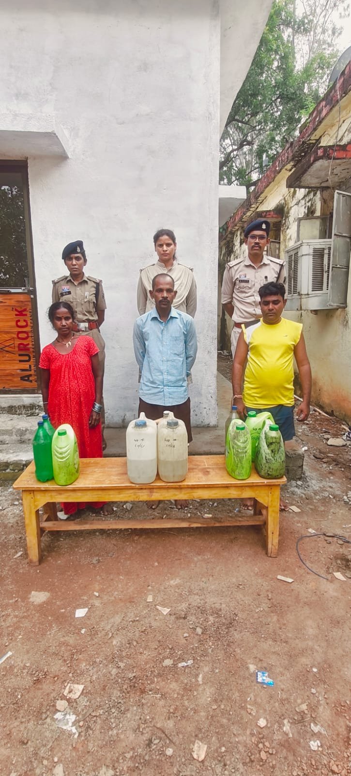 मटियारी में सीपत पुलिस की रेड, 52 लीटर अवैध महुआ शराब के साथ तीन गिरफ्तार