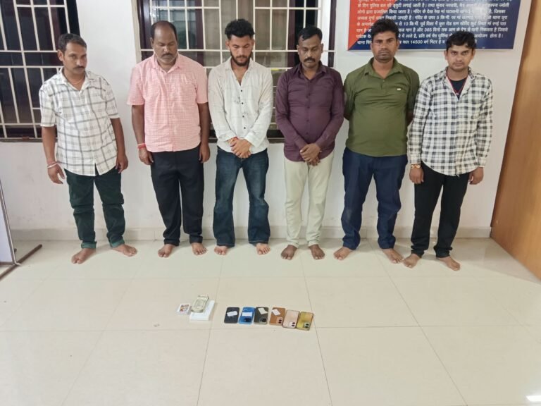 गरियाबंद पुलिस की जुआरियों पर बड़ी कार्रवाई, फिंगेश्वर पुलिस ने 6 जुआरियों को रंगे हाथों पकड़ा, ₹62 हजार नकद जब्त