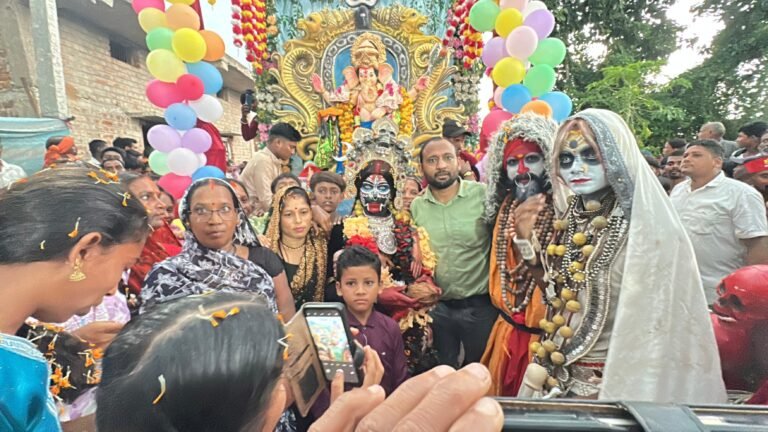 चितावर में भव्य काली झांकी, बारिश के बीच उमड़ा जनसैलाब
