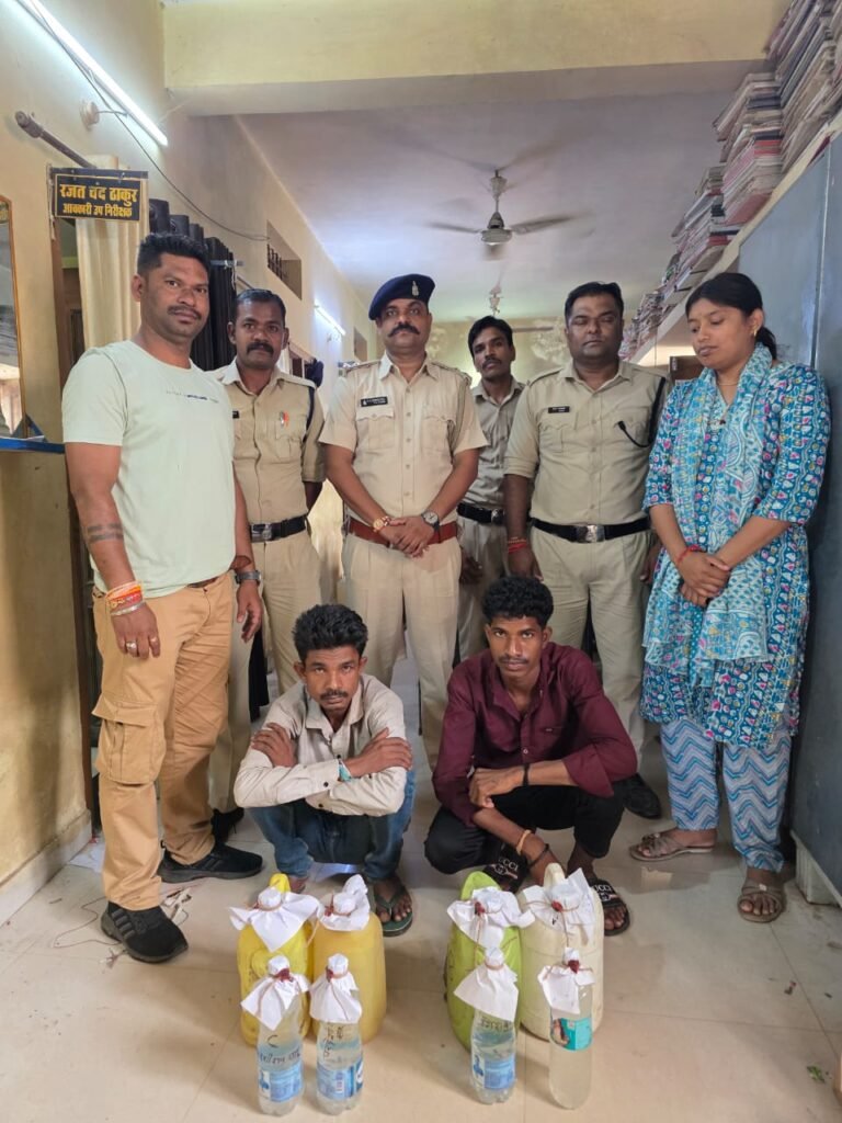 22 लीटर महुआ शराब के साथ दो आरोपी गिरफ्तार, आबकारी विभाग की कार्रवाई