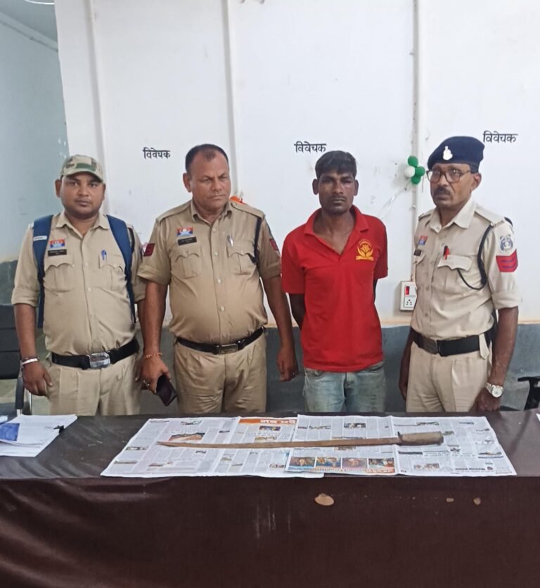 सीपत पुलिस के द्वारा तलवार लहराने वाले निगरानी बदमाश को आर्म्स एक्ट के तहत गिरफ्तार