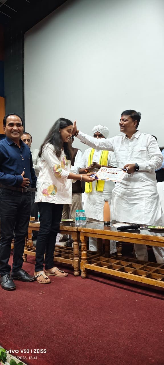 प्रतिभावान छात्रा कु. शोभा कौशिक का   मंत्री केदार कश्यप द्वारा किया गया सम्मान