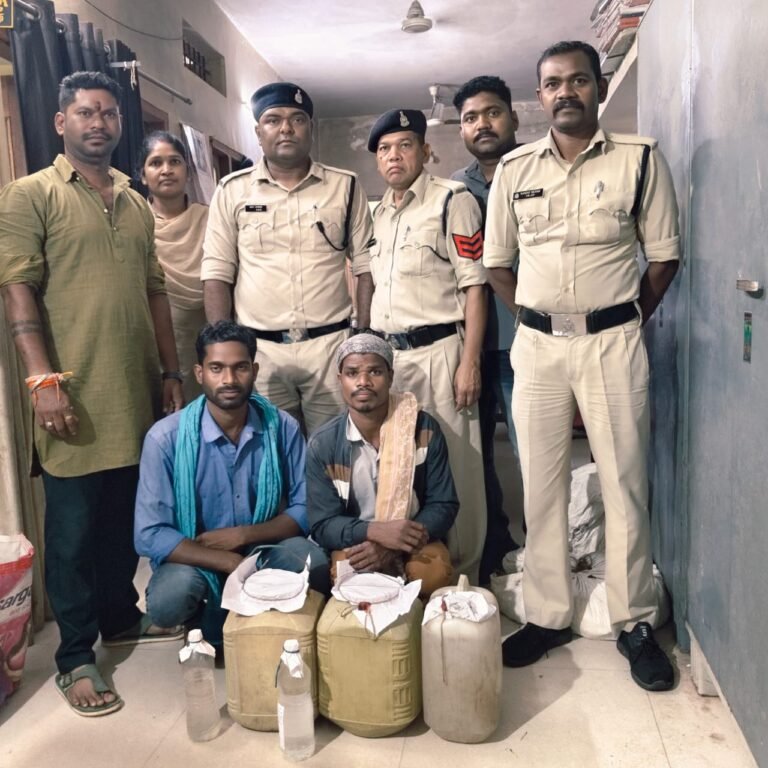 गरियाबंद आबकारी विभाग की कार्रवाई, 33.7 लीटर महुआ शराब जब्त — दो आरोपियों पर आबकारी अधिनियम के तहत प्रकरण दर्ज