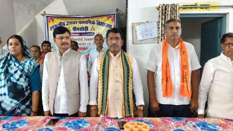 वंदे मातरम’ के जयघोष से गूंजा पिपरछेड़ी स्कूल, विधायक रोहित साहू ने छात्रों में भरा राष्ट्रभक्ति का जोश