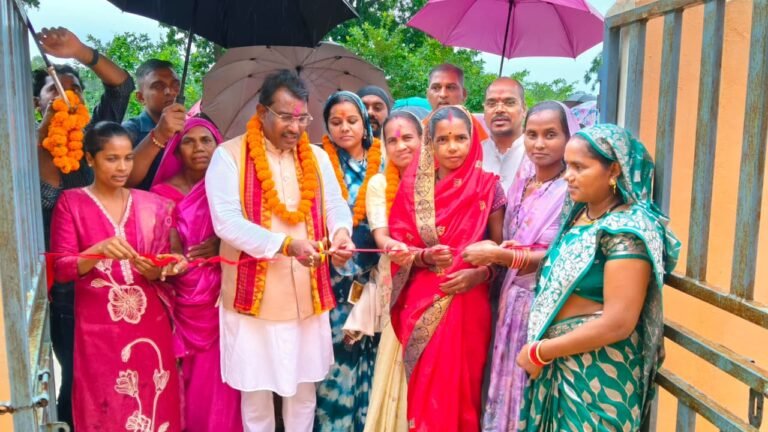 गांव तक पहुंचने की जिद में खुद ट्रैक्टर चलाते नजर आए विधायक रोहित साहू, बारिश के बीच 4 किमी का सफर
