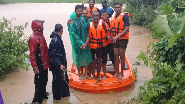 बढ़ते जलस्तर के बीच माड़ीन नदी में फंसे ग्रामीण का सफल रेस्क्यू