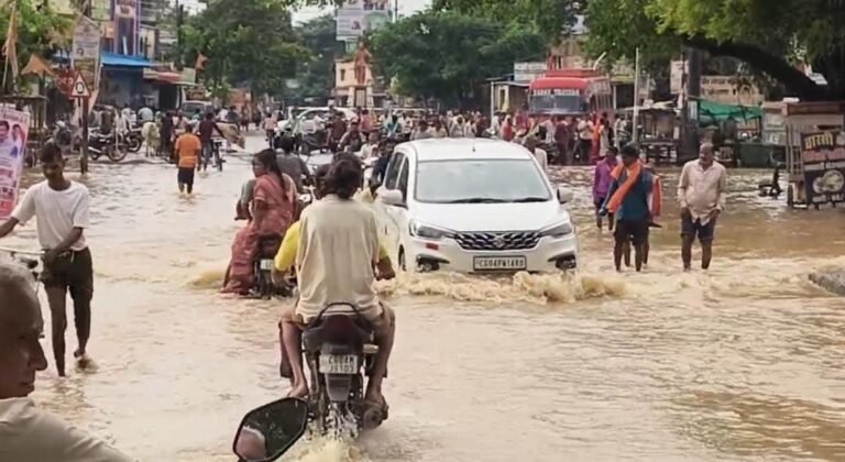 गोबरा नवापारा में बाढ़ प्रभावित क्षेत्रों का मंत्री टंक राम वर्मा एवं विधायक इन्द्र कुमार साहू ने किया निरीक्षण, पीड़ितों को बांटी राहत सामग्री
