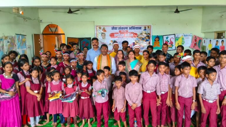 विधायक रोहित साहू ने सक्षम आवासीय विद्यालय में बच्चों के साथ किया नेवता भोज