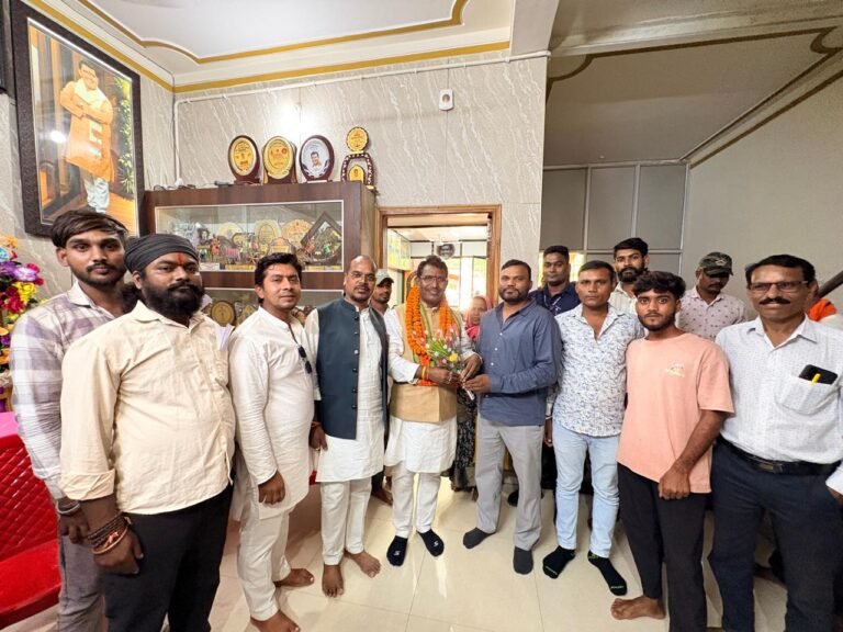 चालान पटने के बाद भी ट्रैक्टर नहीं छोड़ने का आरोप, ट्रैक्टर मालिक संघ ने विधायक रोहित साहू से की शिकायत