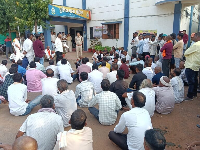 कार्रवाई की मांग को लेकर राजिम थाना पहुंचे सैकड़ों सतनामी, FIR दर्ज करने पर अड़े