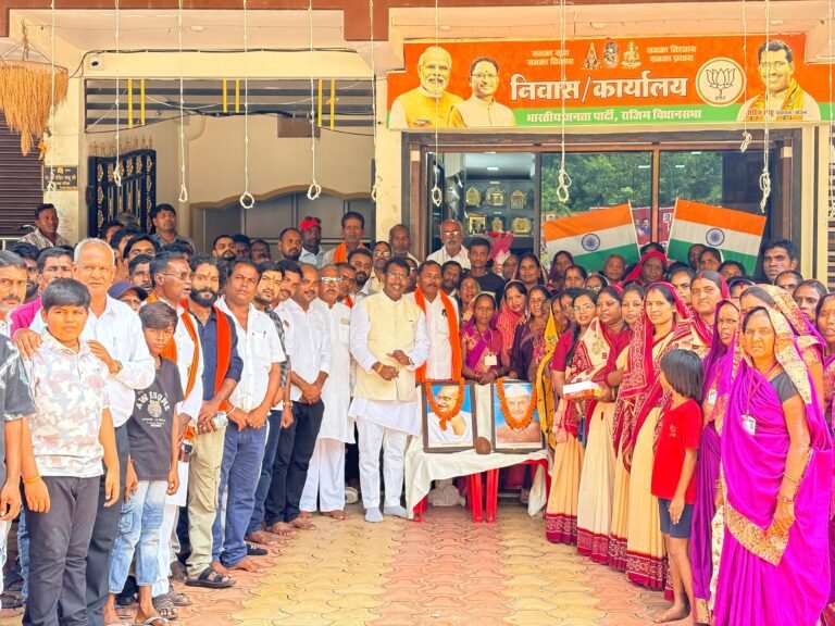 राजिम विधायक कार्यालय में मनाई गई महात्मा गांधी और पूर्व प्रधानमंत्री लाल बहादुर शास्त्री की जयंती