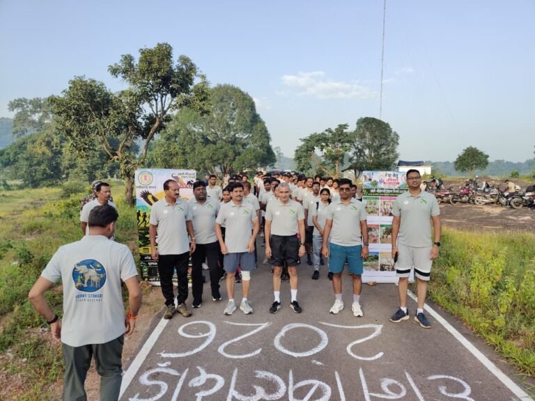 बनियाधस जलप्रपात से करीपगार तक हुई दौड़, कलेक्टर रणबीर शर्मा समेत वन विभाग के अधिकारी-कर्मचारी हुए शामिल