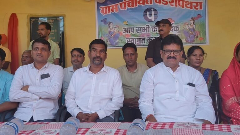 बारिश के बीच विकास कार्यों की सौगात, विधायक अटल श्रीवास्तव ने किया जनसंपर्क