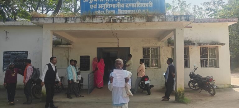 सर्पदंश से हुई मौत पर मुआवजा राशि दिलाने की मांग  ,,,एसडीएम कार्यालय पहुंचकर ग्रामीण ने शासन से लगाई गुहार