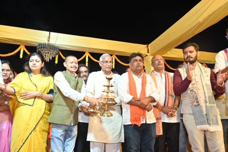 महानदी तट पर गंगा आरती से जगमगाया राजिम, आरु साहू की लोक प्रस्तुतियों ने मोहा मन
