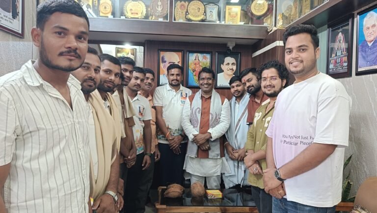 राजिम विधायक रोहित साहू ने विधायक निवास में किया सेवा तीर्थ यात्रियों का सम्मान
