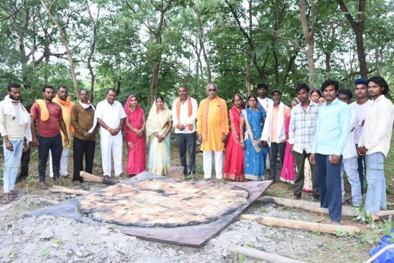मां घटरानी के दरबार में सेवा की मिसाल, दस कुंड महोत्सव में एक क्विंटल चावल के आटे से तैयार की गई रोटी