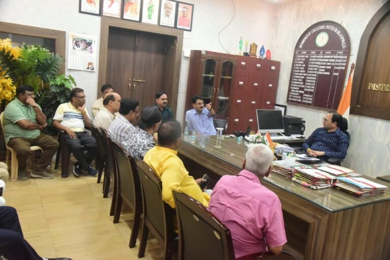 दुर्गा विसर्जन रूट पर प्रशासन अलर्ट, कलेक्टर-एसएसपी ने ली शांति समिति की बैठक; नियम तोड़ने वालों पर होगी कार्रवाई