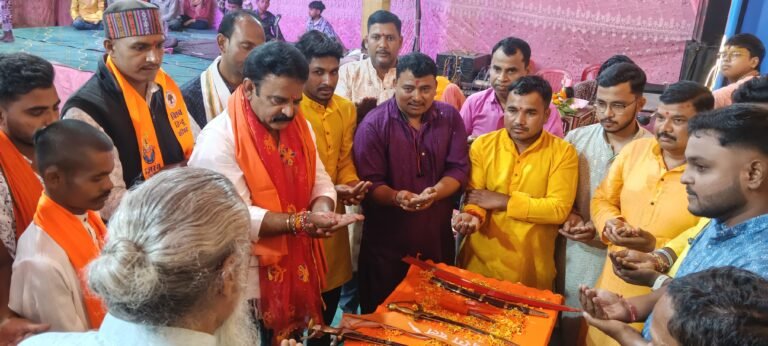 मड़वाही के दुर्गा पंडाल में विहिप-बजरंगदल का भव्य शस्त्र पूजन, बड़ी संख्या में श्रद्धालु व मातृशक्ति हुए शामिल