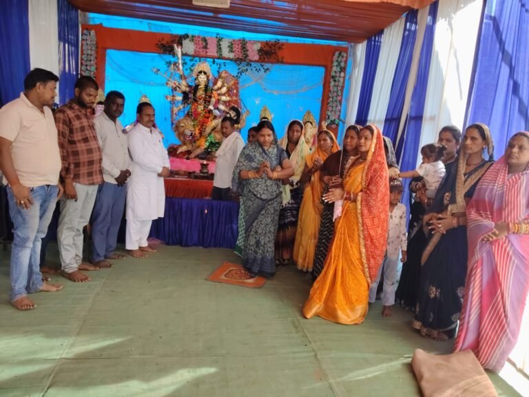 खम्हरिया आवास मोहल्ला शीतला मंदिर में दुर्गा उत्सव, मस्तूरी विधायक दिलीप लहरिया ने किए माता रानी के दर्शन
