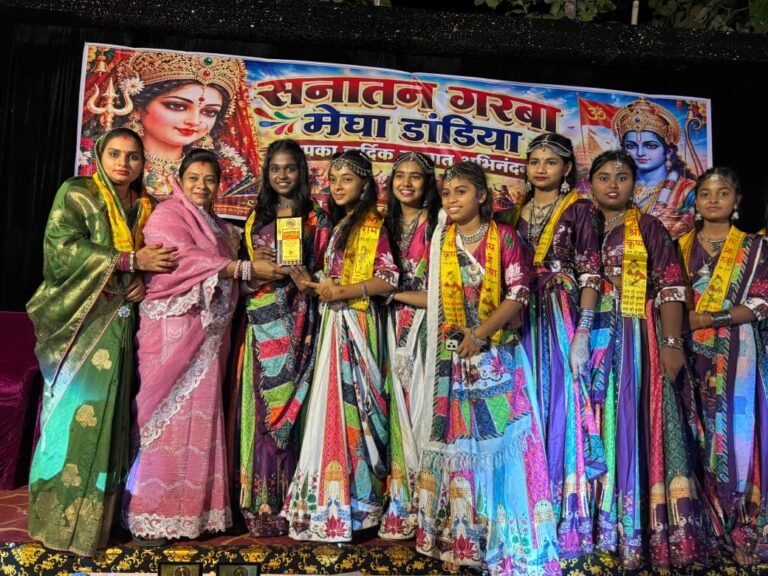 सनातन गरबा मेगा डांडिया की धूम, आयोजन में झांकियों और डांडिया नृत्य ने मोहा मन