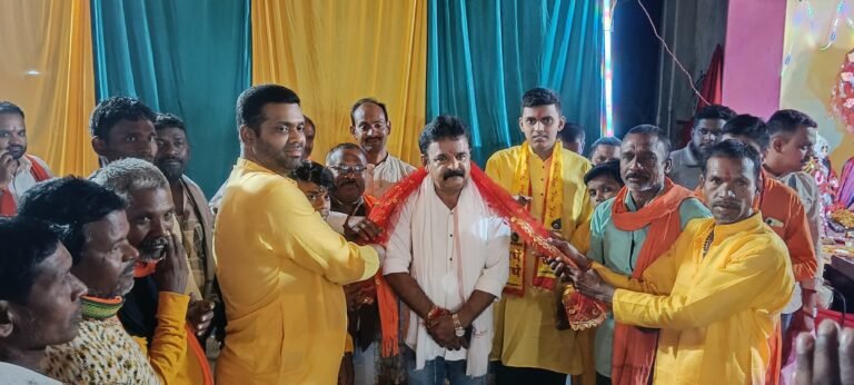 देवरी के देवी चौरा में विहिप-बजरंगदल का शस्त्र पूजन संपन्न, हर्ष छाबरिया ने बहनों से दुर्गा वाहिनी से जुड़ने की अपील की।