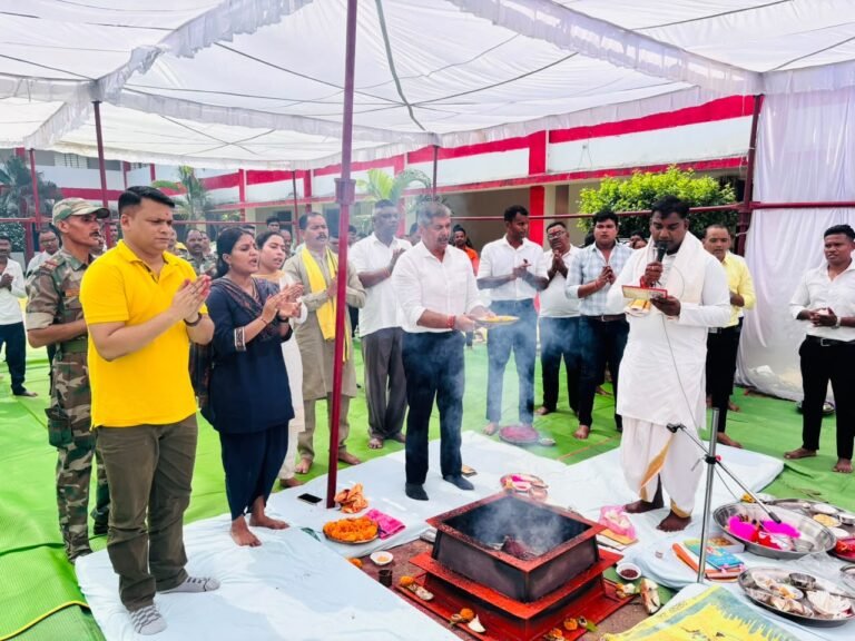 विजयदशमी के पावन अवसर पर पुलिस लाइन गरियाबंद में हुआ पारंपरिक शस्त्र पूजन