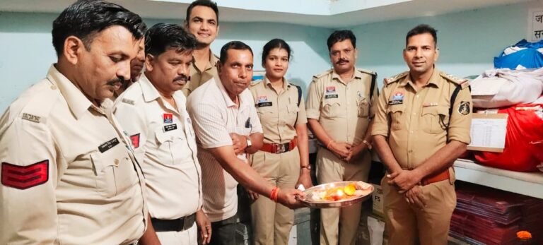 तखतपुर थाना में दशहरा पर शक्ति की आराधना, थाना प्रभारी सतीश साहू ने थाना परिवार के साथ की भव्य शस्त्र पूजा