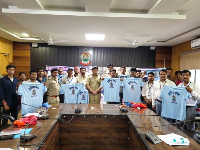 ट्रैफिक वार्डनो को  वितरण की टी-शर्ट, कैप, सीटी और रेडियम जैकेट, युवाओं को दिया गया यातायात नियमों का प्रशिक्षण