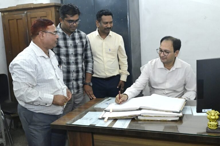 कलेक्टर संजय अग्रवाल ने किया जिला कोषालय का निरीक्षण, समय पर भुगतान सुनिश्चित करने के दिए निर्देश