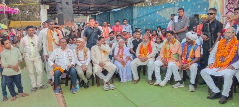 ग्राम मैनपुर में रामलीला महानाटक की धूम, रावण वध देखने उमड़ा जनसैलाब; भव्य झांकियों ने मोहा दर्शकों का मन