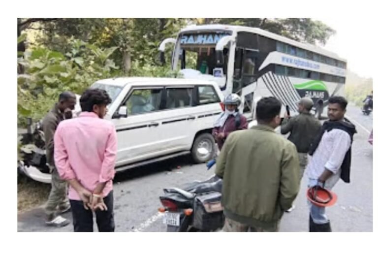 कोरिया के नगर जंगल में राजहंस बस और बोलेरो नियो की जोरदार भिड़ंत