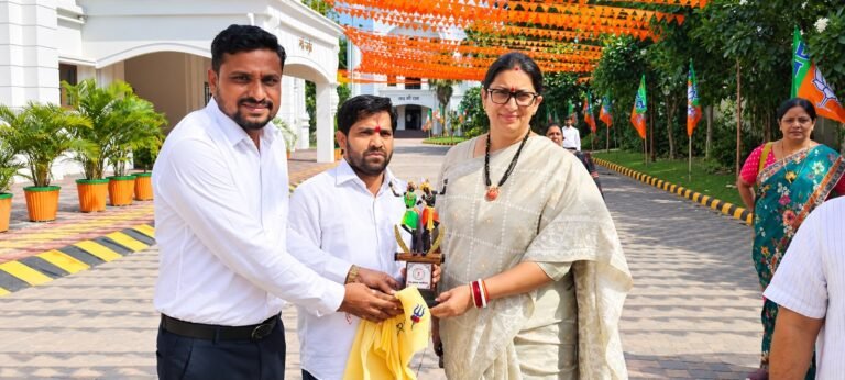 स्मृति ईरानी से दीपक साहू एवं उमाशंकर बघेल की सौजन्य भेंट, संगठनात्मक विषयों पर चर्चा