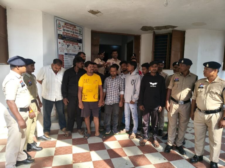 नारायणपुर में जुआरियों पर पुलिस का बड़ा प्रहार, दो ठिकानों पर छापेमारी कर 12 आरोपी गिरफ्तार; ₹2.82 लाख की संपत्ति जब्त