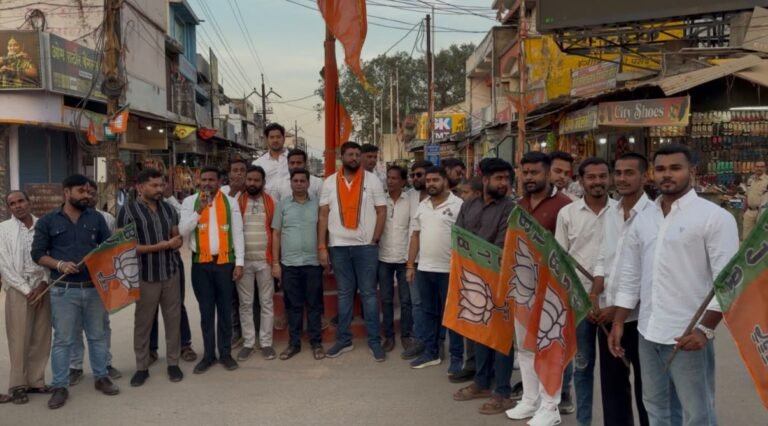गरियाबंद में भाजयुमो का जोरदार प्रदर्शन, मल्लिकार्जुन खड़गे का पुतला दहन कर जताया विरोध